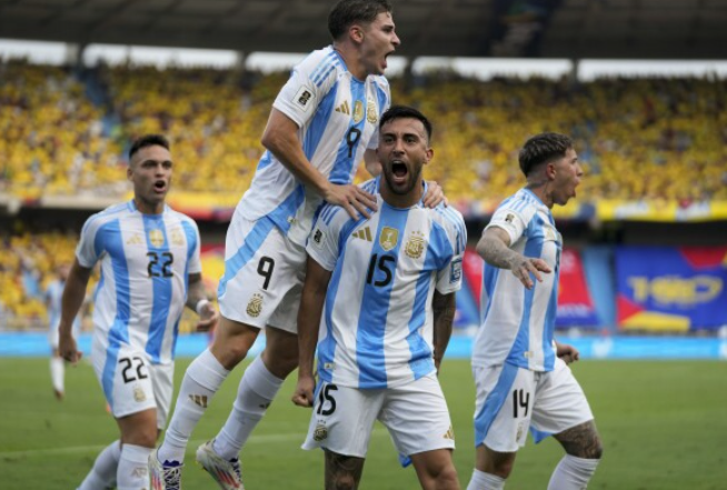 Argentina förlorade med 1-2 mot Colombia, vilket avslutade sin 12-matcher långa vinstsvit